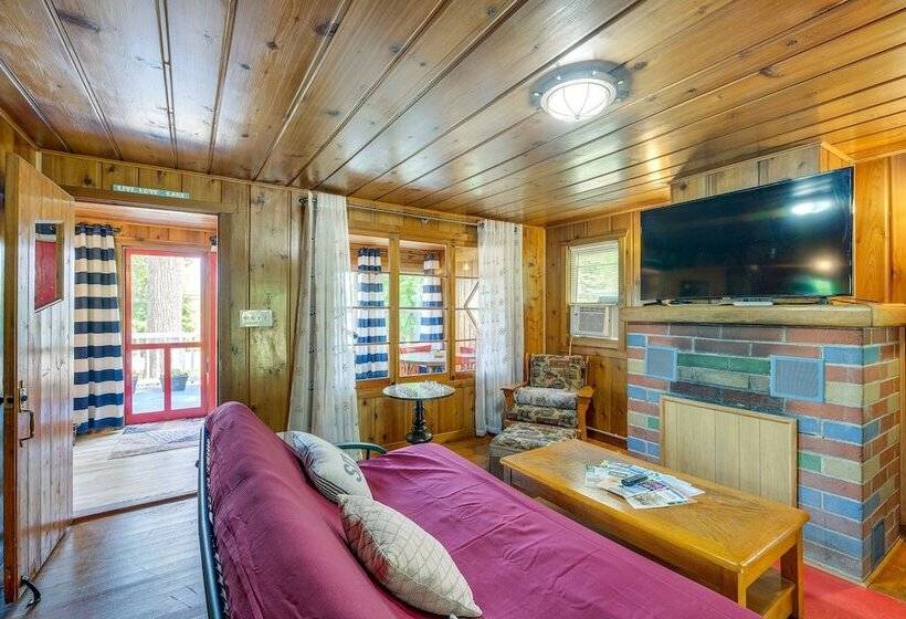 Charming Michigan Cottage W/ Sunroom & Lake Access