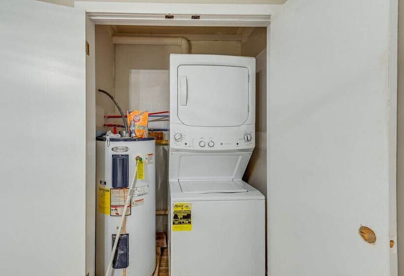 Cozy Tennessee Retreat W/ Patio & Charcoal Grill!