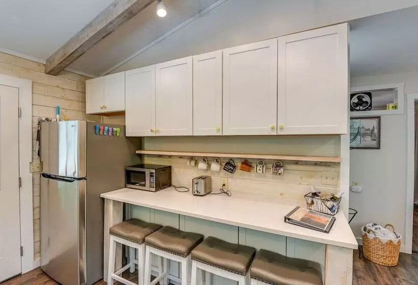 Cozy Tennessee Retreat W/ Patio & Charcoal Grill!