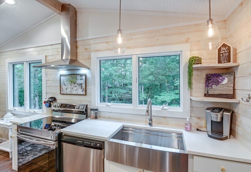 Cozy Tennessee Retreat W/ Patio & Charcoal Grill!