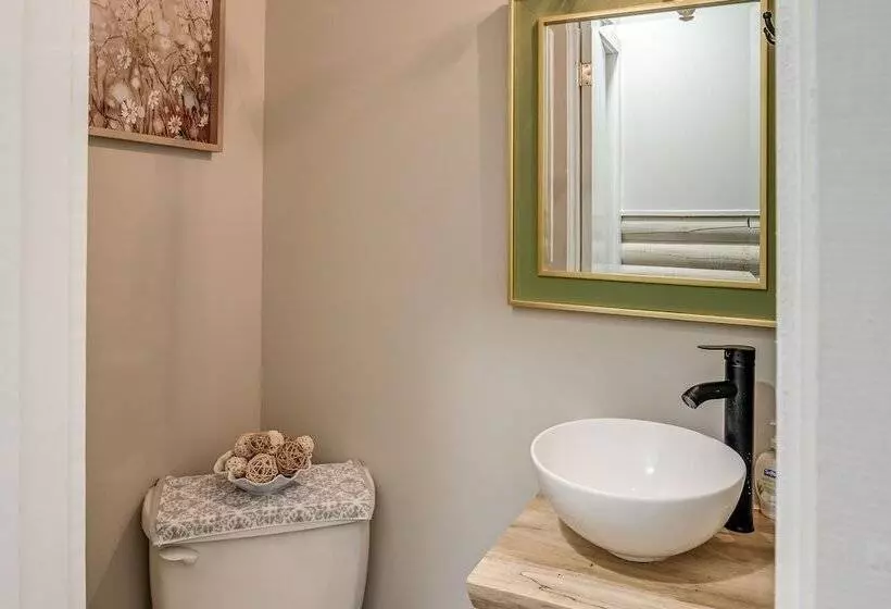 Cozy Tennessee Retreat W/ Patio & Charcoal Grill!