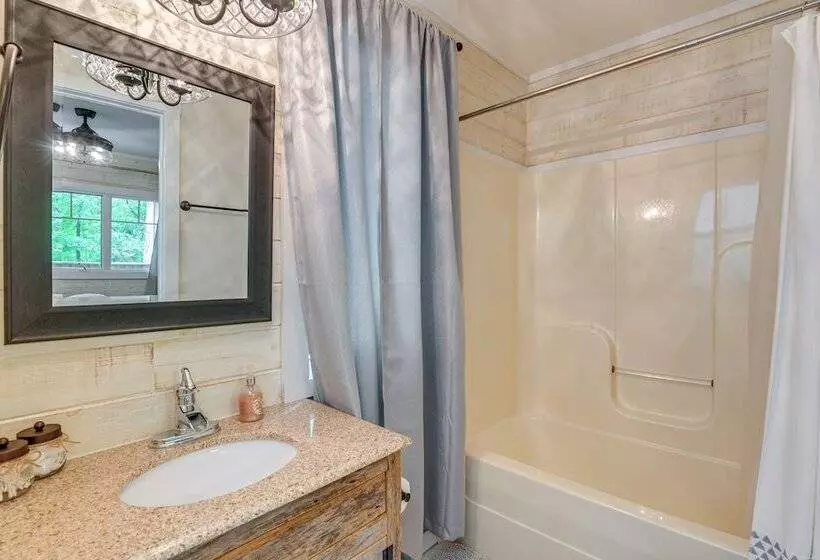 Cozy Tennessee Retreat W/ Patio & Charcoal Grill!