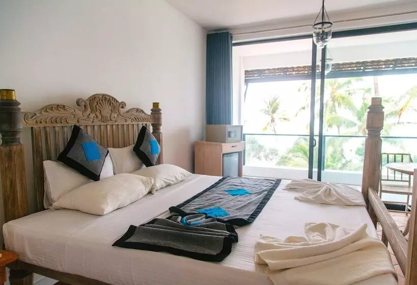 Hotelli Naomi Beach Resort