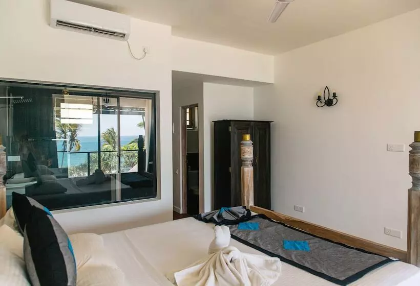 Hotelli Naomi Beach Resort