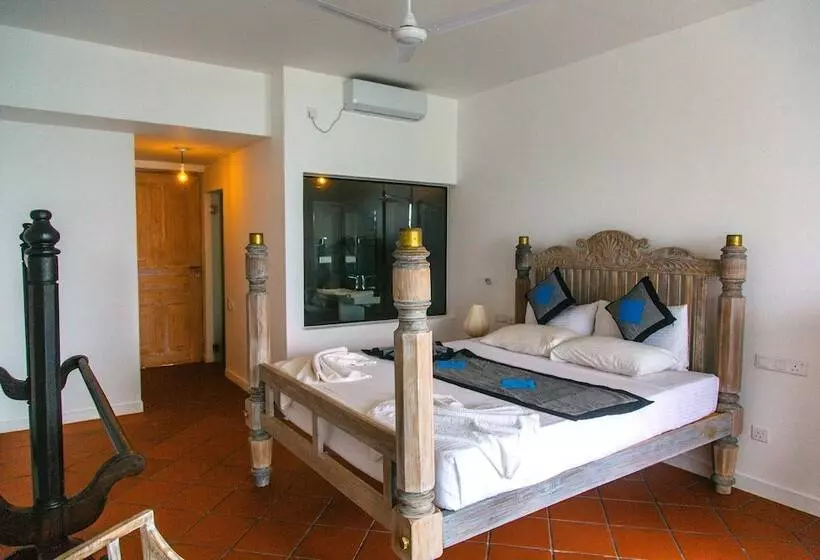 Hotelli Naomi Beach Resort