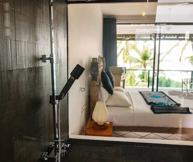 Hotelli Naomi Beach Resort