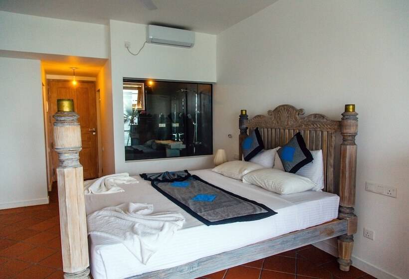 בית מלון כפרי Naomi Beach Resort