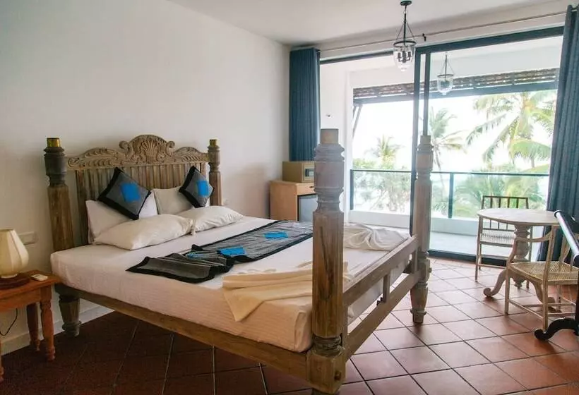 Hotelli Naomi Beach Resort