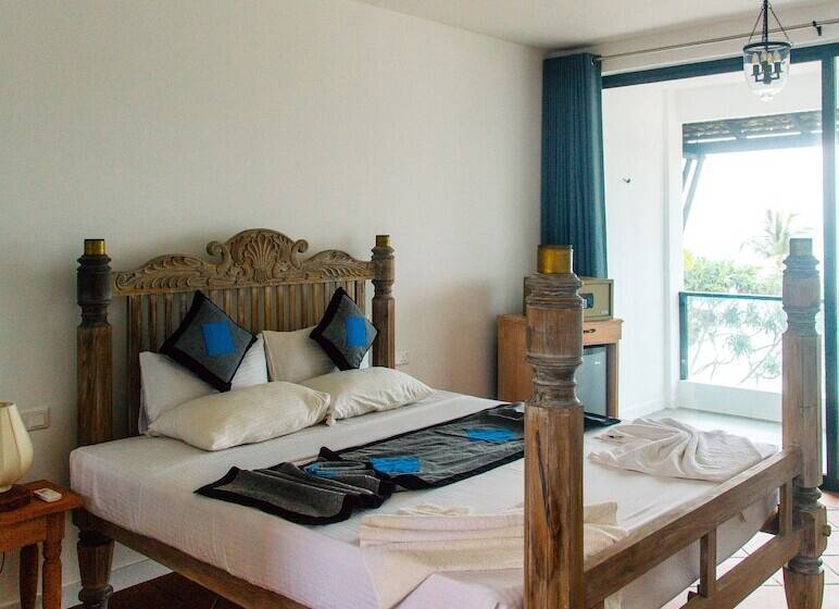 בית מלון כפרי Naomi Beach Resort