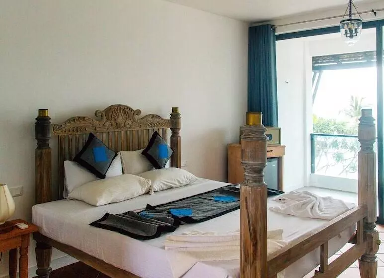 Hotelli Naomi Beach Resort