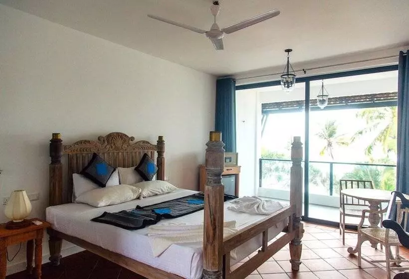 Hotelli Naomi Beach Resort