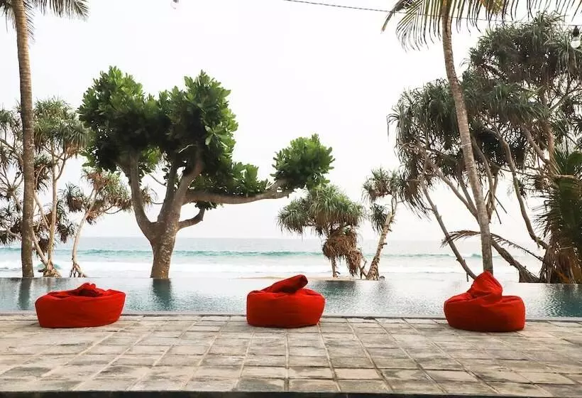 Hotelli Naomi Beach Resort