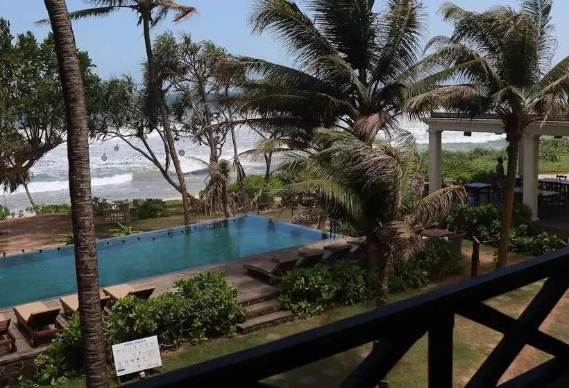 Hotelli Naomi Beach Resort