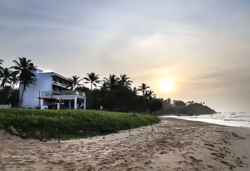 Hotelli Naomi Beach Resort