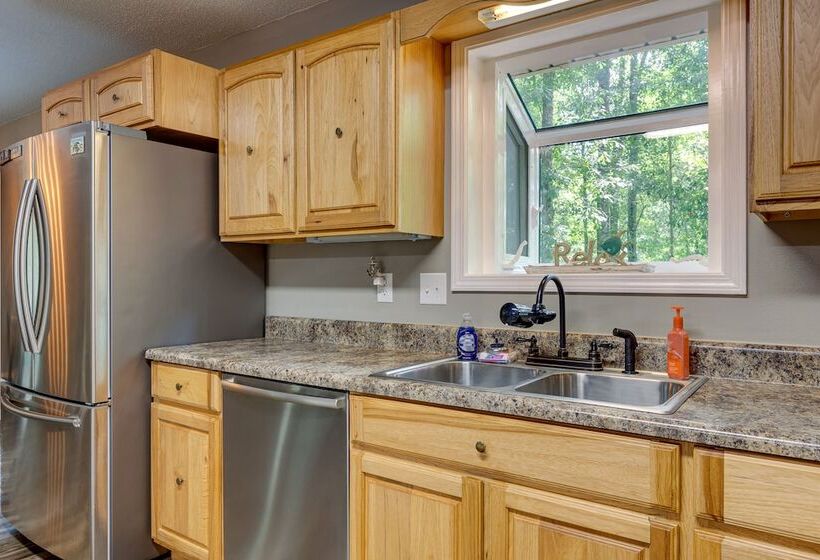 Peaceful Lucedale Hideaway On Private Acerage!