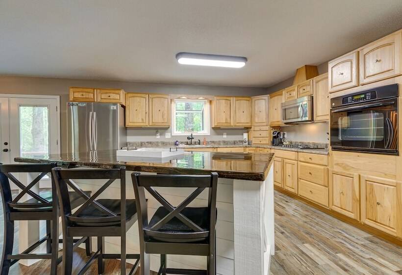 Peaceful Lucedale Hideaway On Private Acerage!