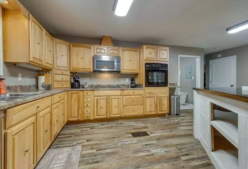 Peaceful Lucedale Hideaway On Private Acerage!