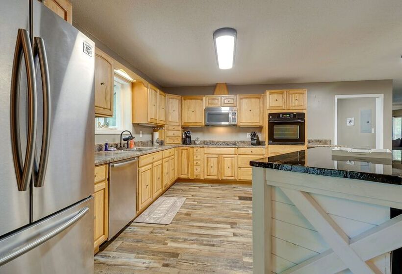 Peaceful Lucedale Hideaway On Private Acerage!