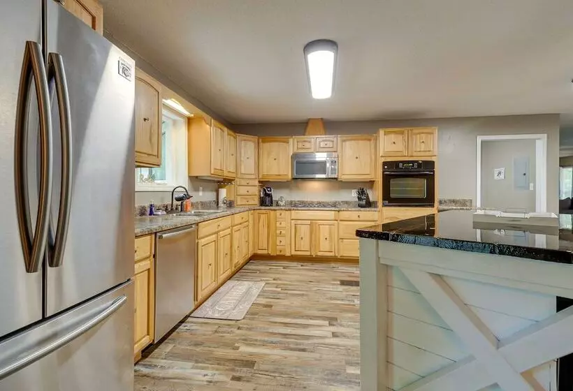 Peaceful Lucedale Hideaway On Private Acerage!