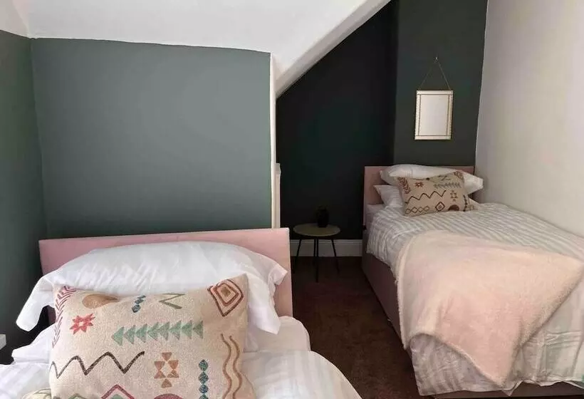 اقامتگاه Inviting 3 Bed House In Sunderland, Wifi, Parking