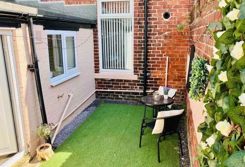 اقامتگاه Inviting 3 Bed House In Sunderland, Wifi, Parking