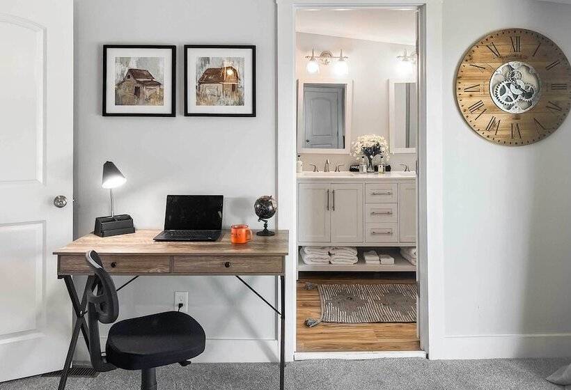 Shelbyville Farmhouse W/ Hot Tub, Fire Pit & Grill