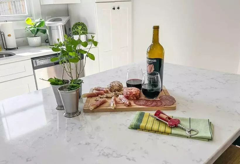 Shelbyville Farmhouse W/ Hot Tub, Fire Pit & Grill