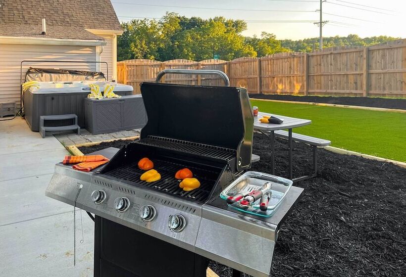 Shelbyville Farmhouse W/ Hot Tub, Fire Pit & Grill