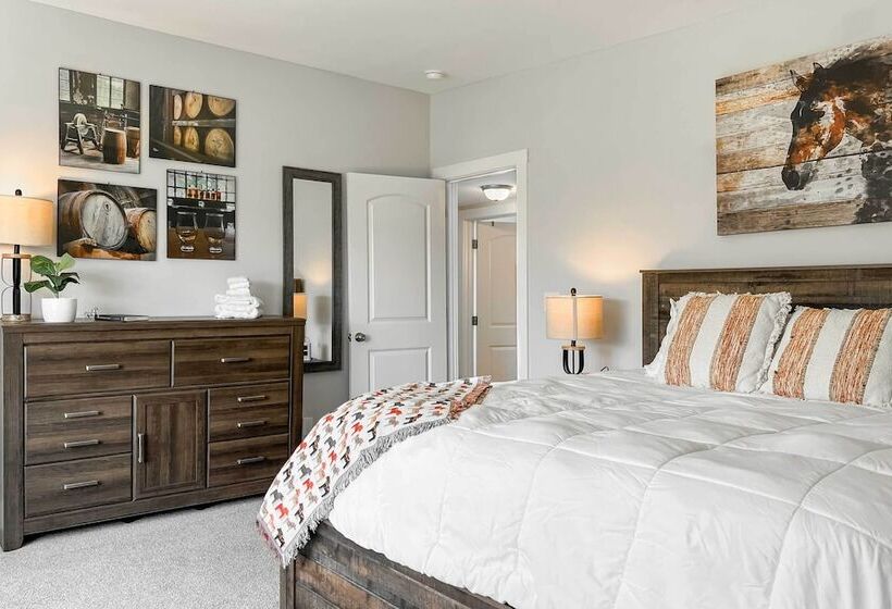 Shelbyville Farmhouse W/ Hot Tub, Fire Pit & Grill