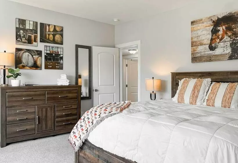 Shelbyville Farmhouse W/ Hot Tub, Fire Pit & Grill