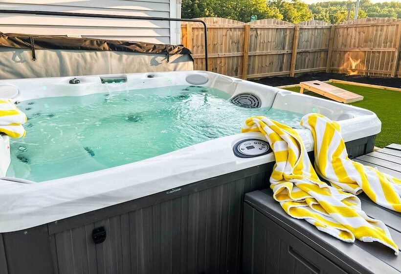 Shelbyville Farmhouse W/ Hot Tub, Fire Pit & Grill
