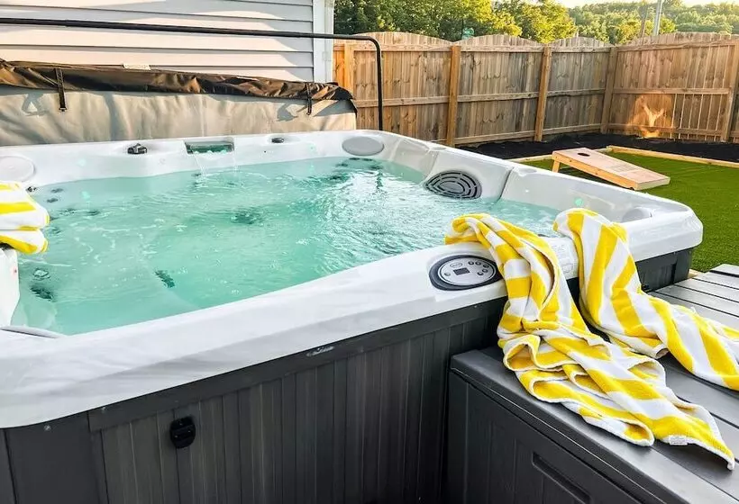 Shelbyville Farmhouse W/ Hot Tub, Fire Pit & Grill