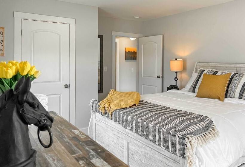 Shelbyville Farmhouse W/ Hot Tub, Fire Pit & Grill