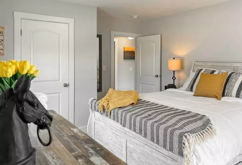 Shelbyville Farmhouse W/ Hot Tub, Fire Pit & Grill