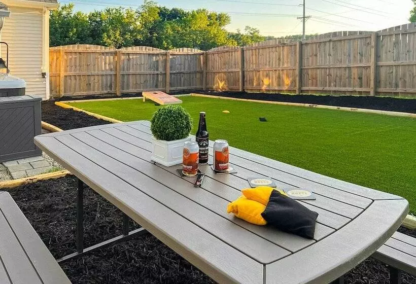 Shelbyville Farmhouse W/ Hot Tub, Fire Pit & Grill