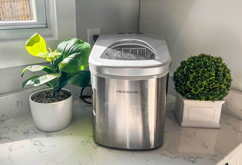 Shelbyville Farmhouse W/ Hot Tub, Fire Pit & Grill