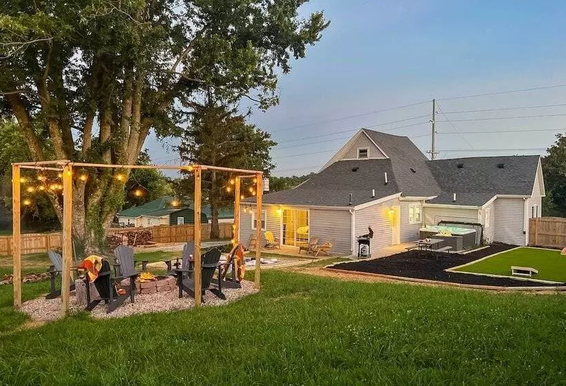Shelbyville Farmhouse W/ Hot Tub, Fire Pit & Grill