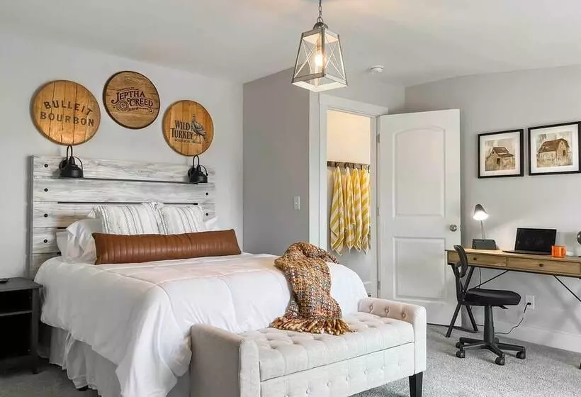 Shelbyville Farmhouse W/ Hot Tub, Fire Pit & Grill