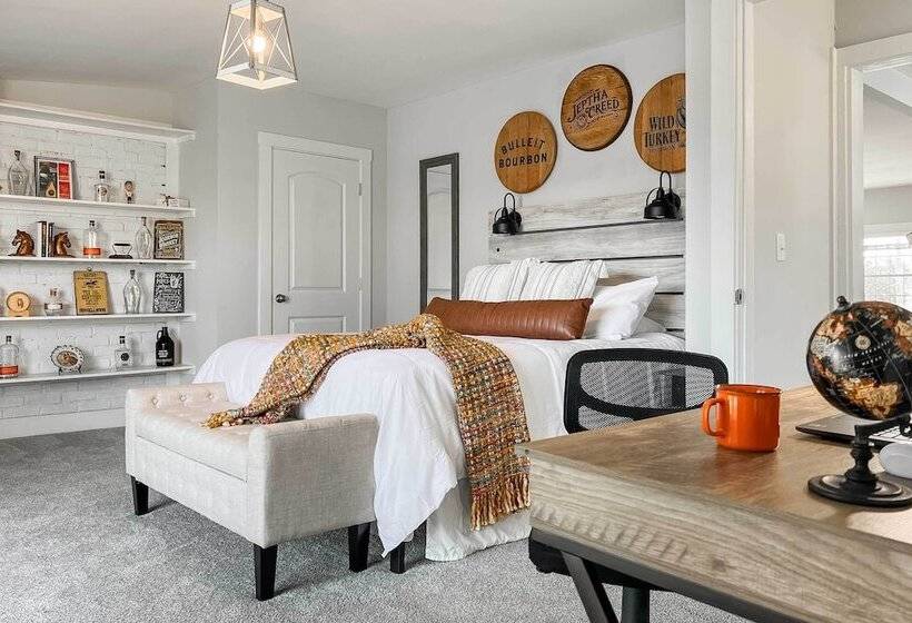 Shelbyville Farmhouse W/ Hot Tub, Fire Pit & Grill