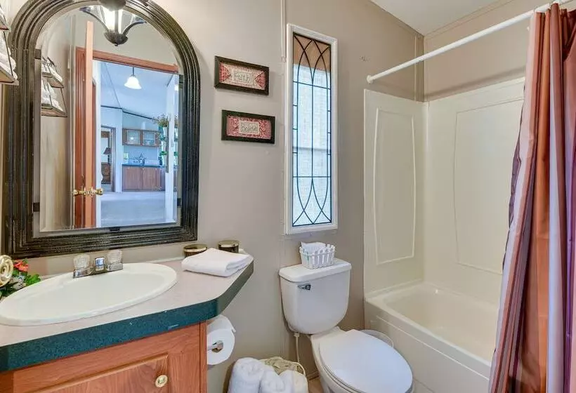 Sunny Florida Escape W/ Screened In Patio & Grill!