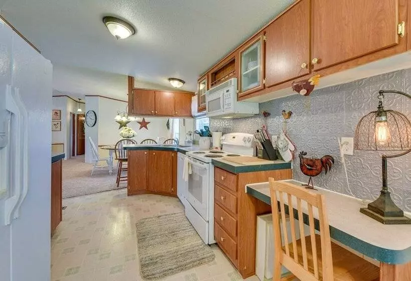 Sunny Florida Escape W/ Screened In Patio & Grill!