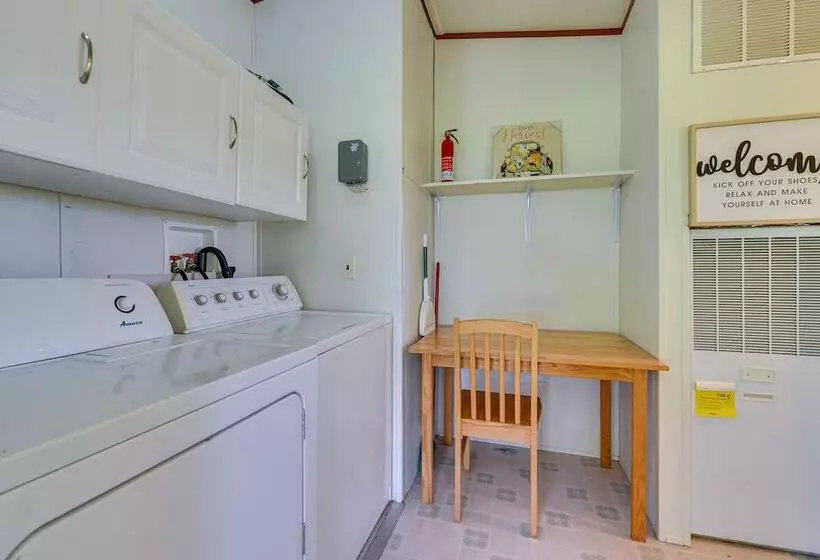 Sunny Florida Escape W/ Screened In Patio & Grill!