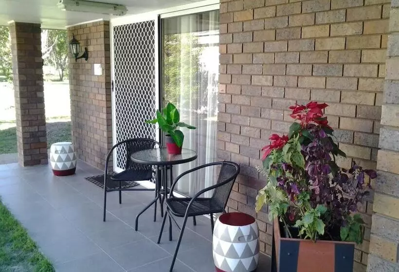 Bottlebrush B&b