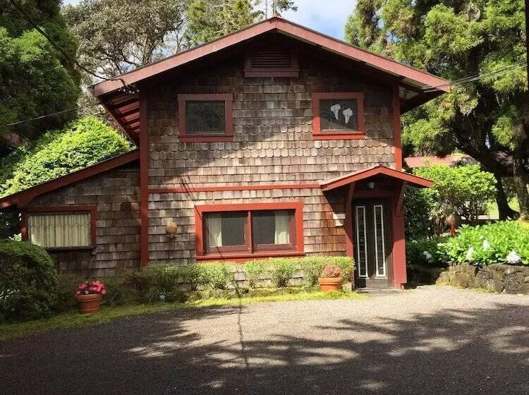ホテル Volcano Village Estates