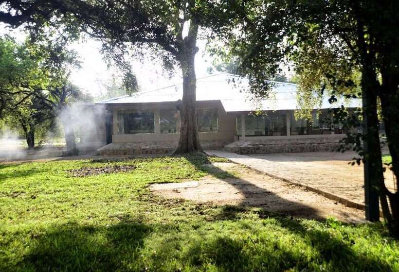 فندق Yala Crocodile Park