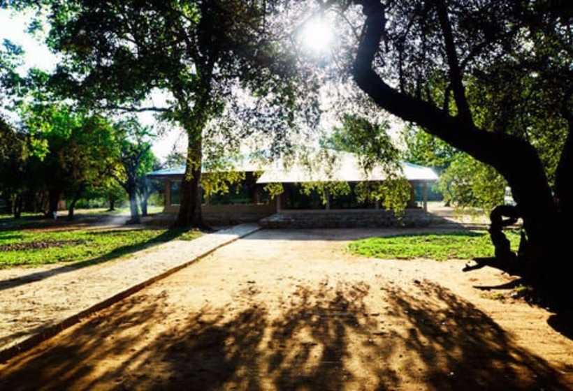 فندق Yala Crocodile Park