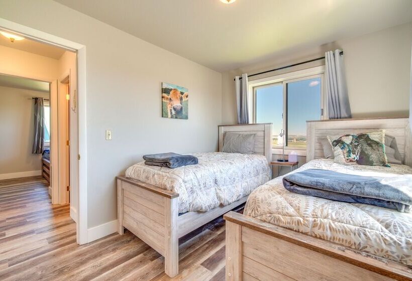 Bright Wyoming Retreat W/ Deck & Mountain Views!