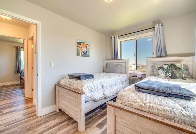 Bright Wyoming Retreat W/ Deck & Mountain Views!