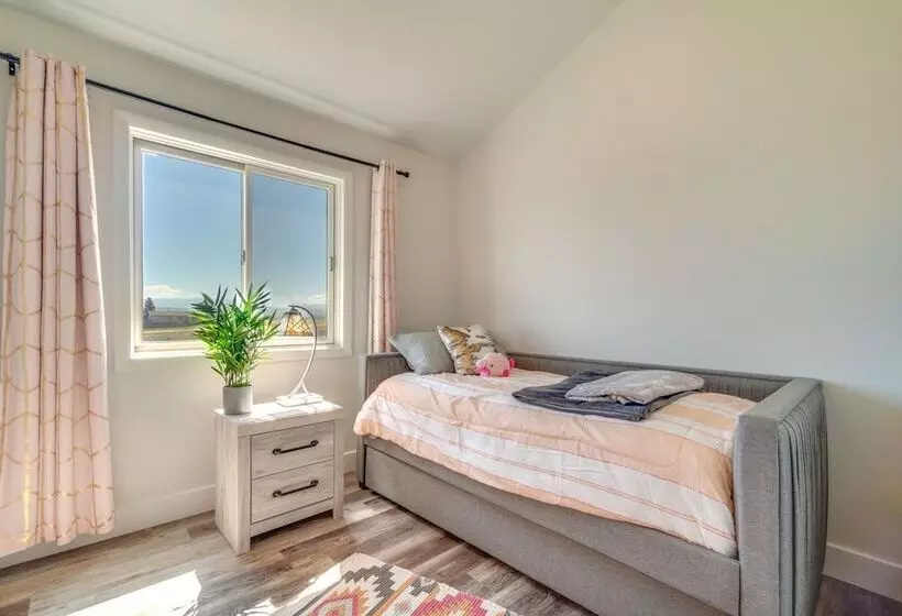 Bright Wyoming Retreat W/ Deck & Mountain Views!