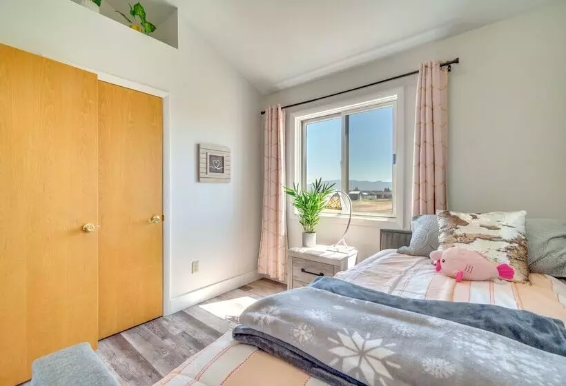 Bright Wyoming Retreat W/ Deck & Mountain Views!